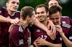 老鹰锋线双枪杨/卢比奥联手猛攻-包含拉脱维亚球员在赛场上斗志昂扬的词条