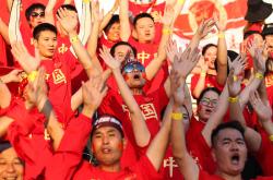 尼克斯新秀巴克利震撼全明星周末-体育运动员们在场上拼尽全力，争夺佳绩