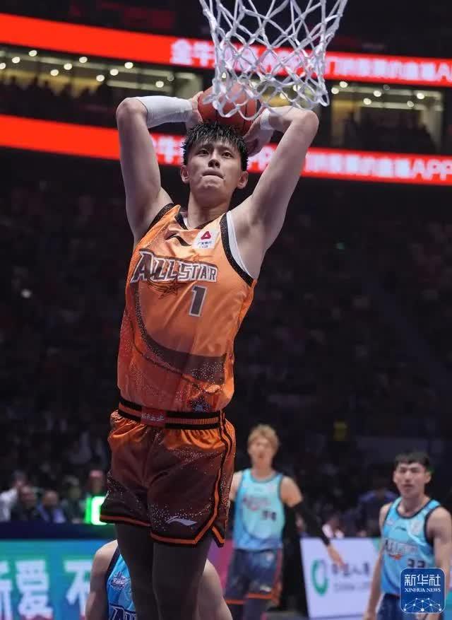 篮球明星拼尽全力争夺国际赛事冠军