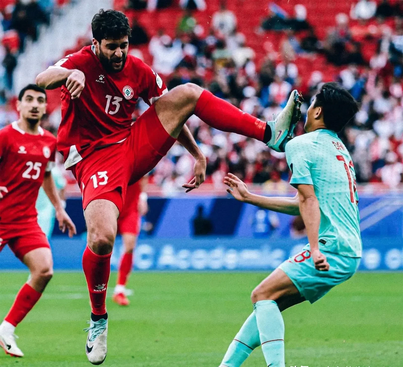 激烈比赛再现，球员全力拼搏