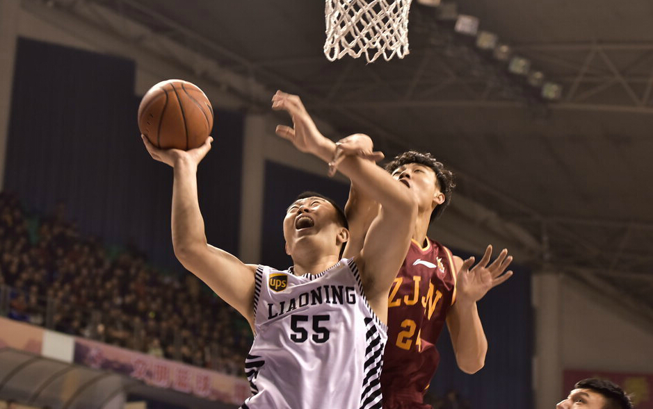 上海男篮大胜辽宁队，实现反超